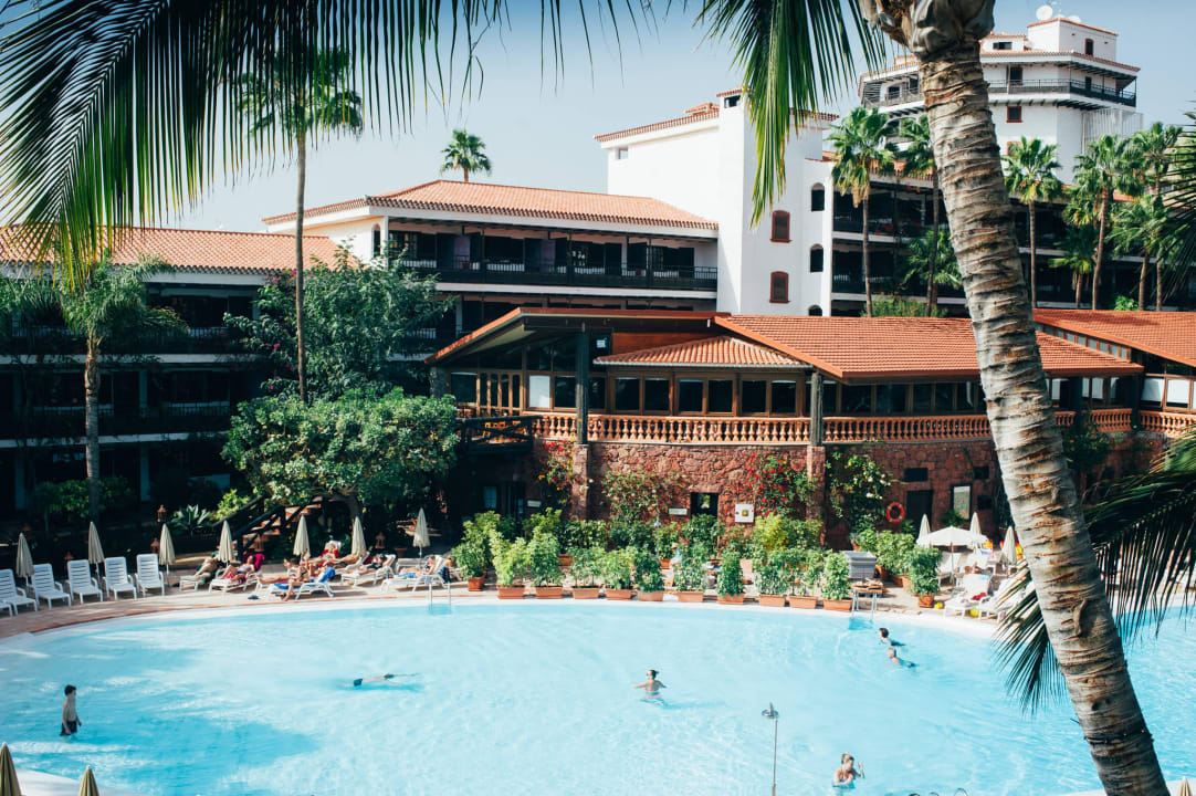 Swimming pool and restaurant view Hotel Parque Tropical