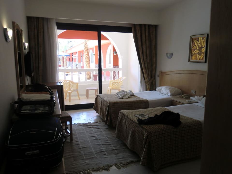 Zimmeransicht mit Terrasse Pickalbatros Alf Leila Wa Leila Resort - Neverland Hurghada