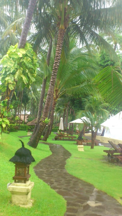 Weg und Liegen Alam Anda Ocean Front Resort & Spa