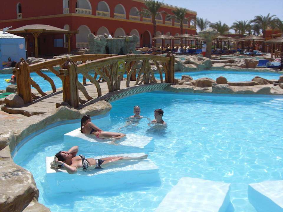 Liegen im Activepool daneben ist die Swimupbar! Pickalbatros Alf Leila Wa Leila Resort - Neverland Hurghada