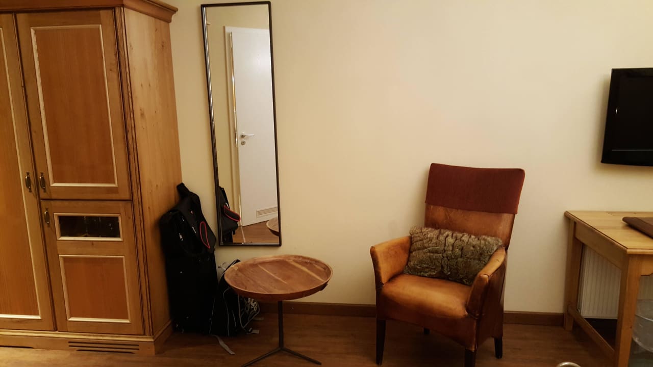 Garderobe und Schrank vom Bett aus gesehen Hotel Ampervilla