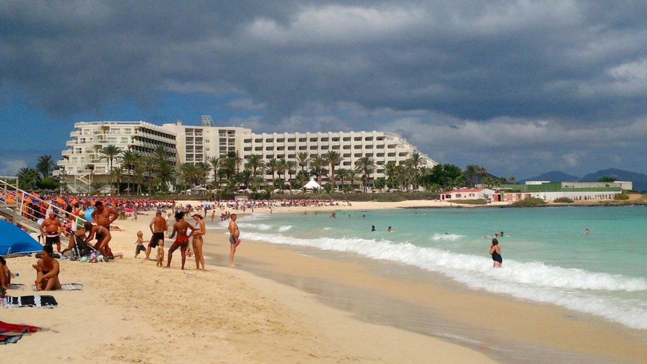 Widok na drugi hotel Hotel Riu Oliva Beach - Hotel