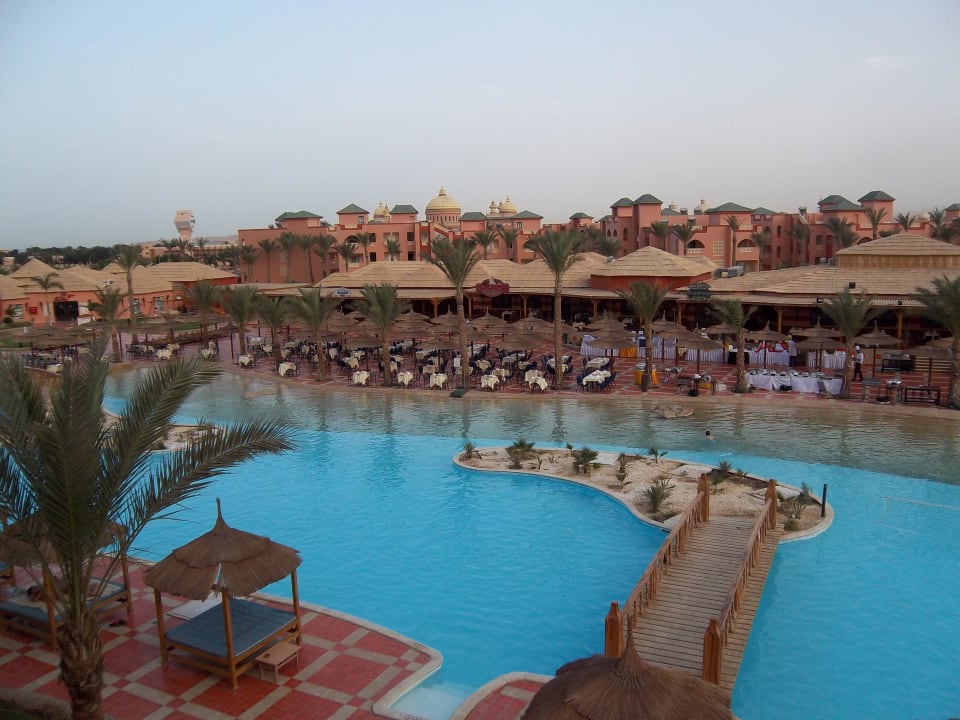 Ausblick auf die Poolanlage mit Abendessen  Pickalbatros Aqua Vista Resort - Hurghada