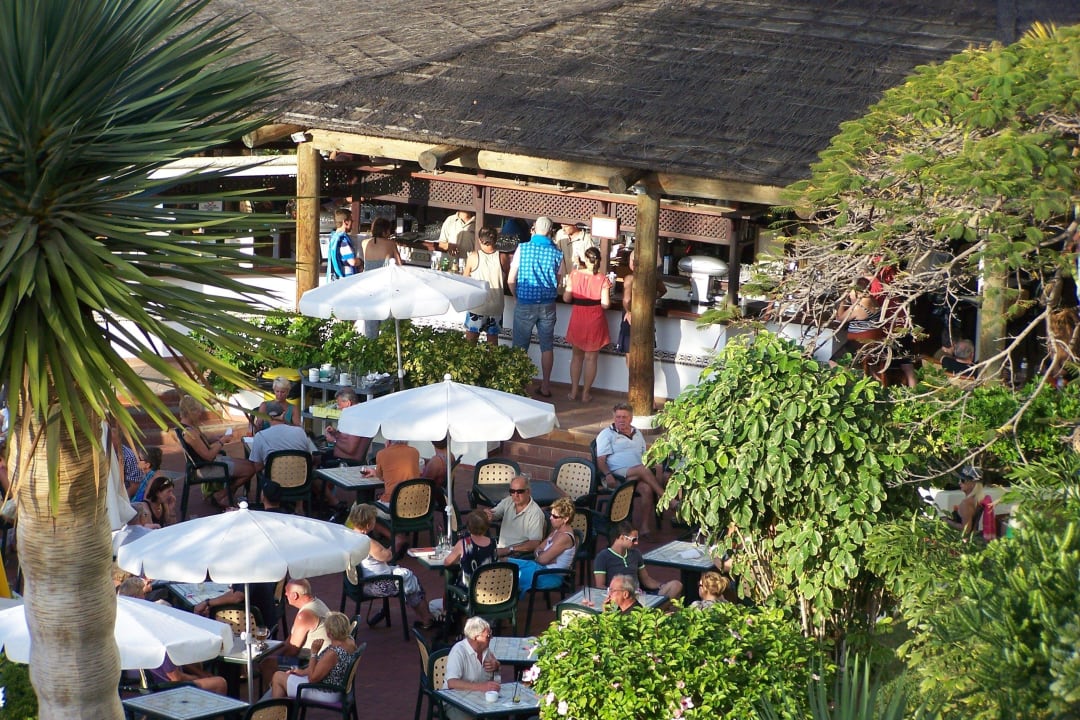 Zicht op terras en bar naast zwembad H10 Las Palmeras