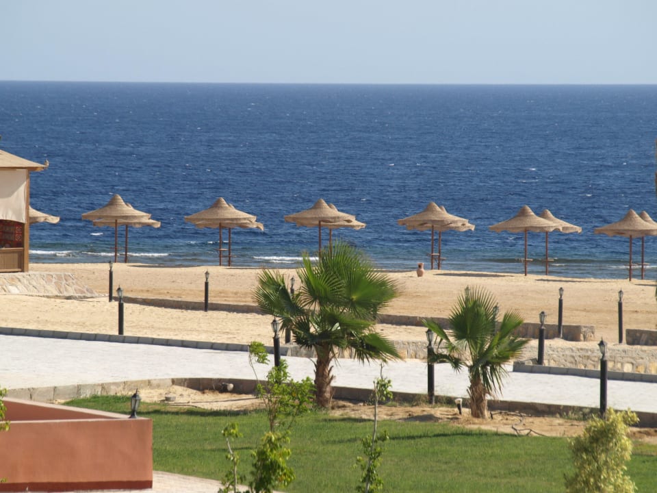 Widok z balkonu Three Corners Happy Life Beach Resort