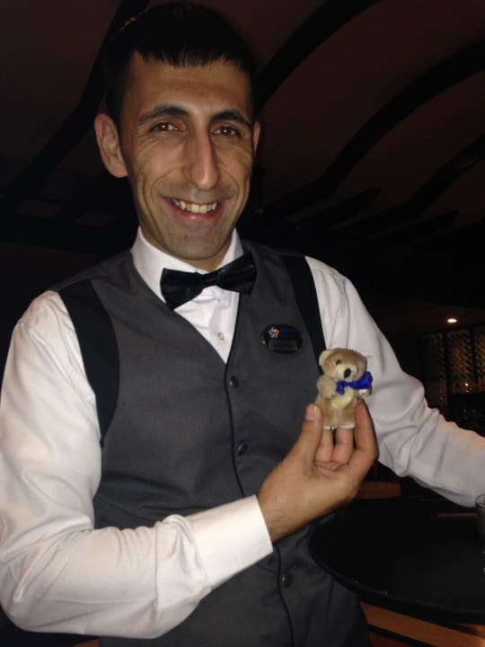 Unser Kellner Mehmet mit Thomas Melas Resort Hotel