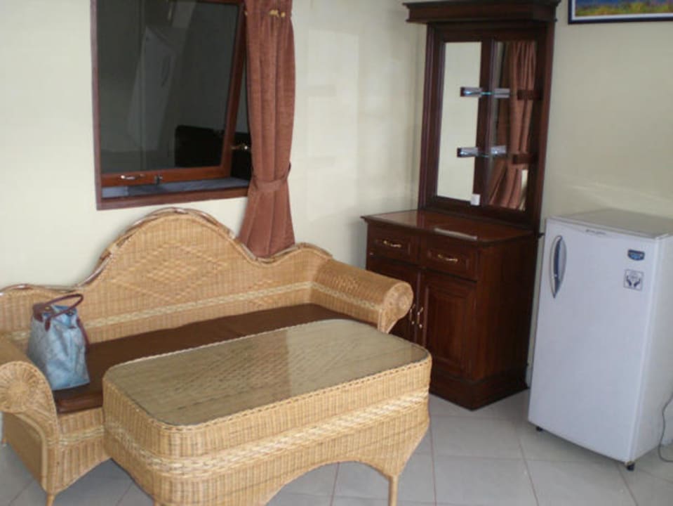 Suite - Wohnzimmer inklusive großem Kühlschrank Samosir Villa Resort