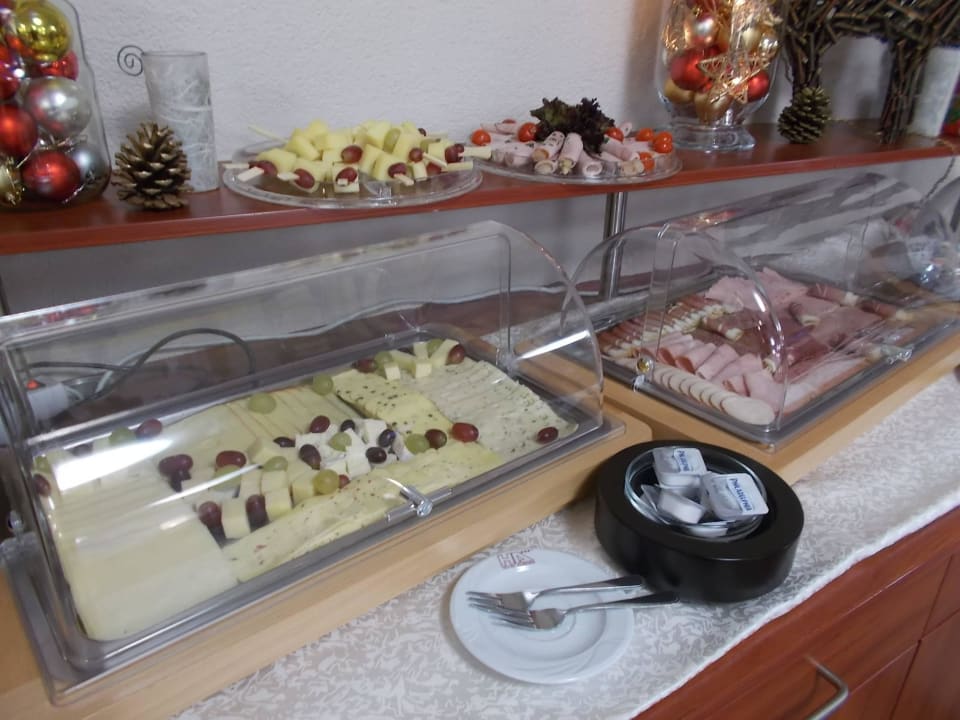 Reichhaltiges Frühstücksbuffet Hotel Aurora