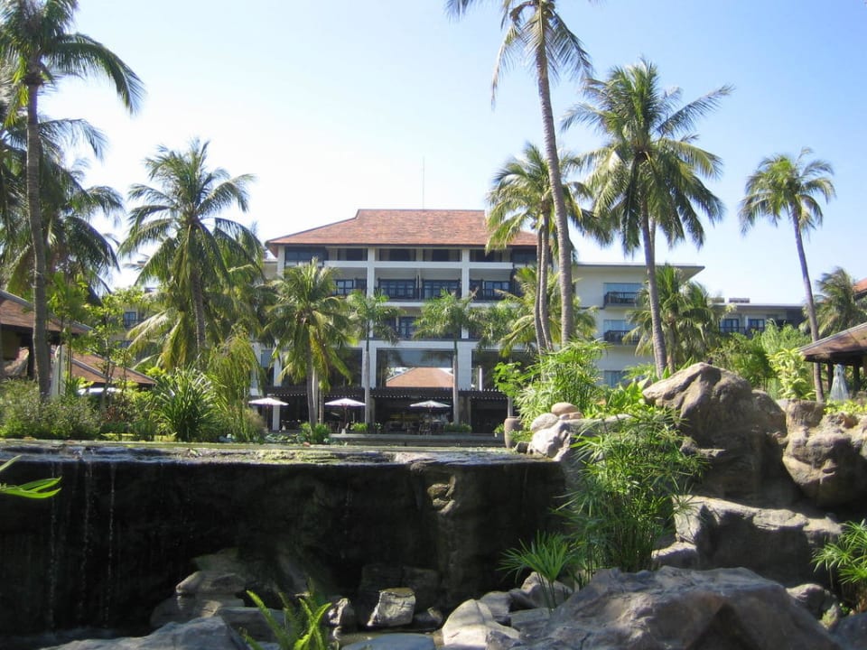 Blick vom Pool auf das Haupthaus Anantara Mui Ne Resort & Spa
