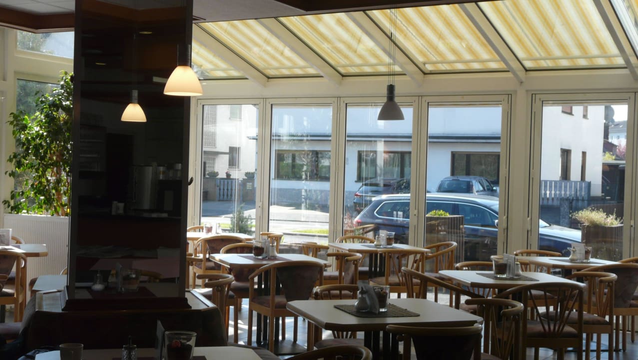 Winter-Cafeteria mit ihre Leckereien Hotel Kinnel