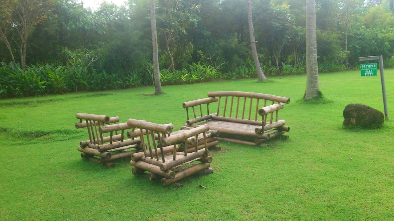 Sitzplatz im Grünen Hotel Takolaburi Khao Lak