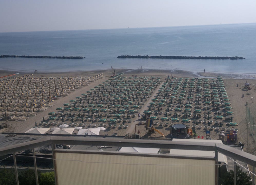 Dalla camera, il mare e lo stabilimento convenzion Hotel Adler Lido di Classe