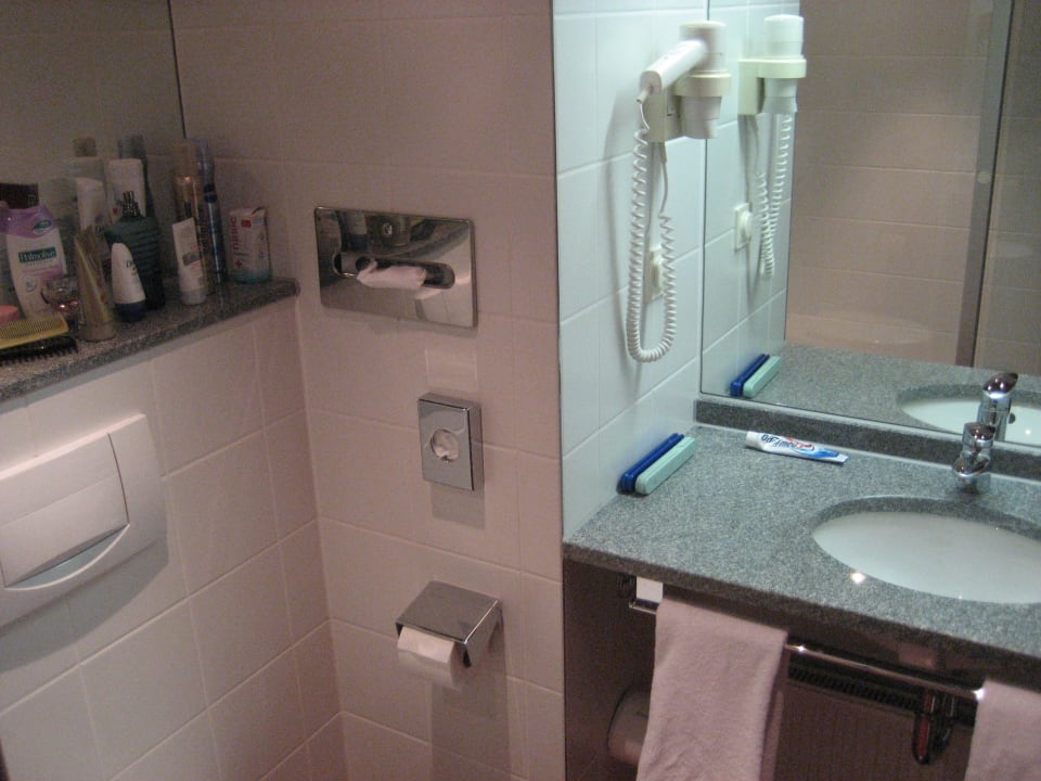 Modernes schönes Bad. Ramada by Wyndham Essen