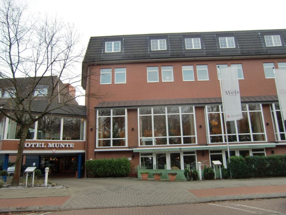 Das Hotel von der Strasse aus gesehen MUNTE - Wellnesshotel am Stadtwald