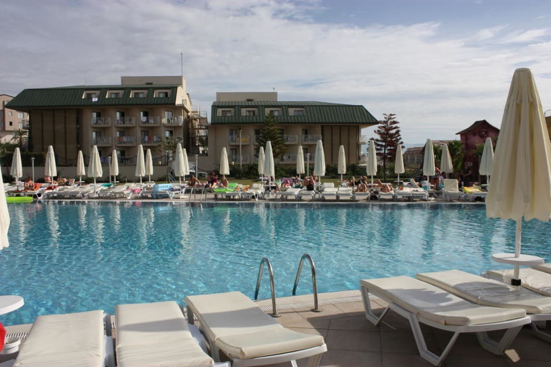 Pool Side Aluna Hotel