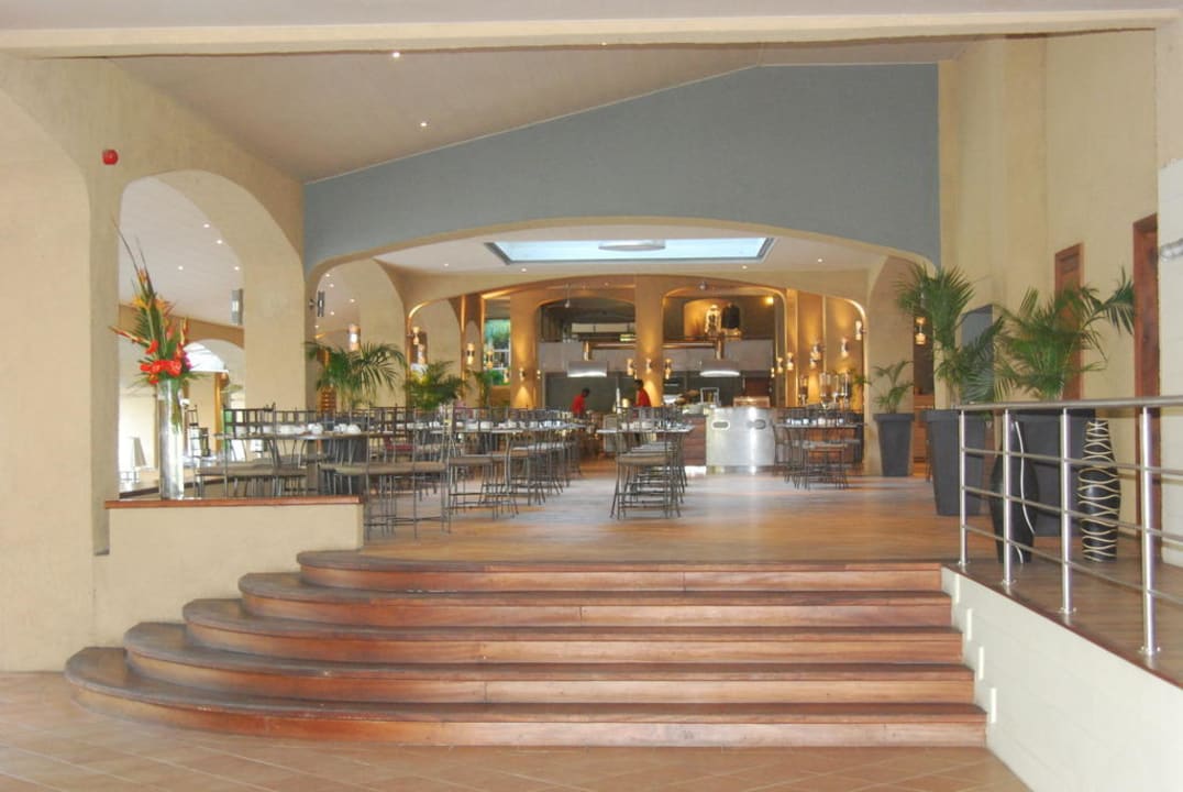 Blick in den schönen offenen Restaurantbereich Mauricia Beachcomber Resort & Spa