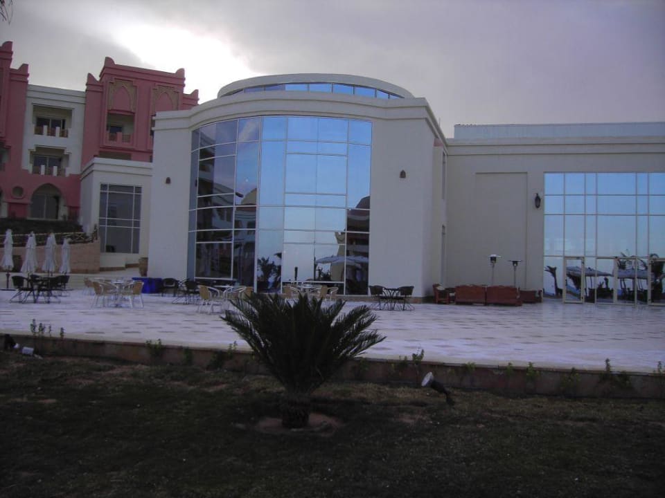 Lobby mit Terrasse und Speiserestaurant Serenity Alpha Beach