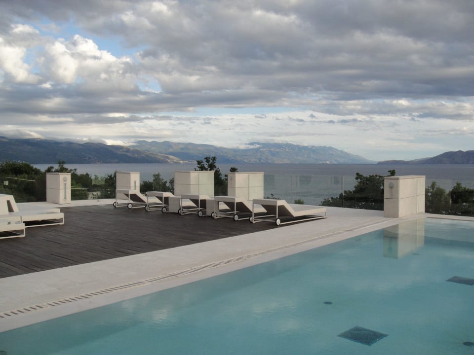 Terrasse hinter dem Foyer Wyndham Grand Novi Vinodolski Resort - The View & Family Apartments