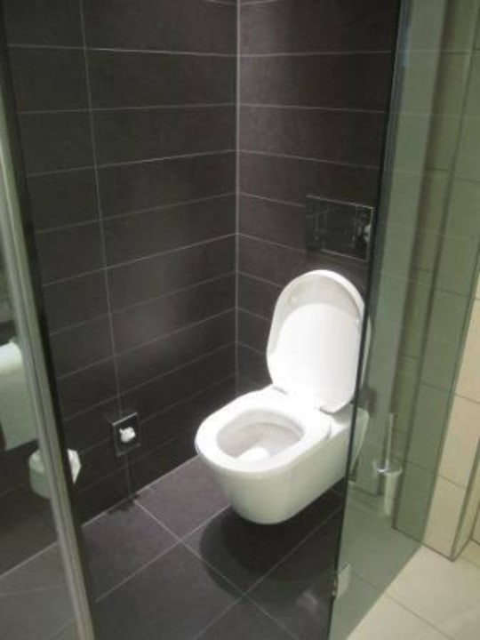 Separate Toilette hinter einer Glaswand Vienna House by Wyndham Andel's Berlin