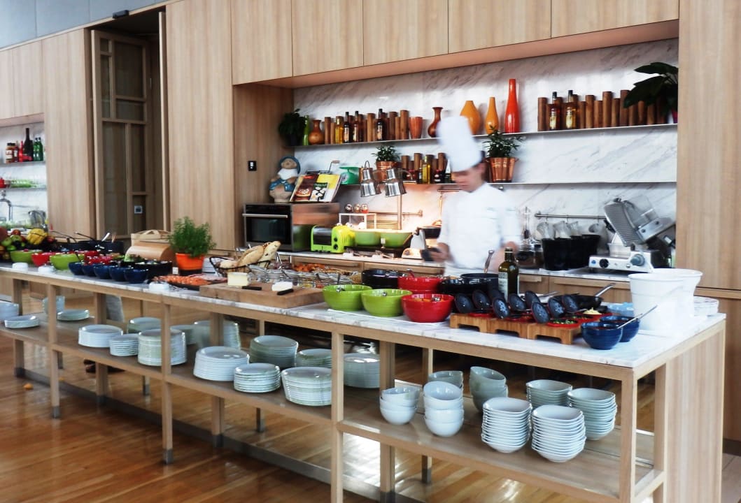 Frühstücksbuffet mit unserem netten Koch Parkroyal on Pickering