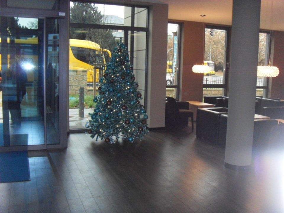 Eingangsbereich mit einem Tannenbaum Motel One Dresden-Palaisplatz