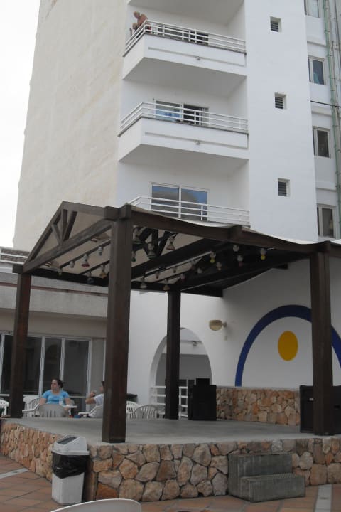 Bühne und dahinter Haupthaus Hotel Kilimanjaro