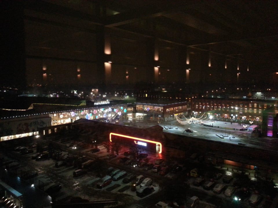 Vom Pool auf die Manufaktura geblickt Vienna House Andel's Lodz