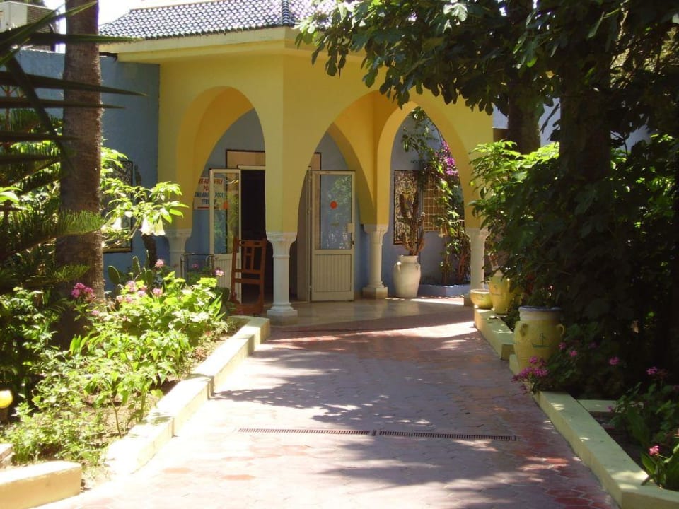 Weg zum Eingang Samira Club