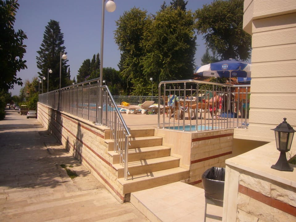 Weg zum Pool  Hotel Sirma