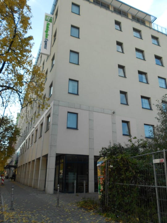 Das Holiday Inn von außen Holiday Inn Express Berlin City Center