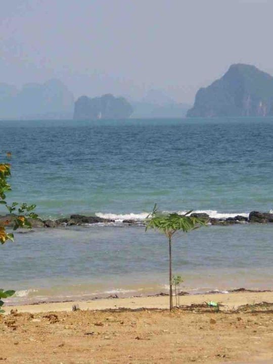 Sicht vom Strand auf die umliegenden Inseln Hotel Niramaya Villa