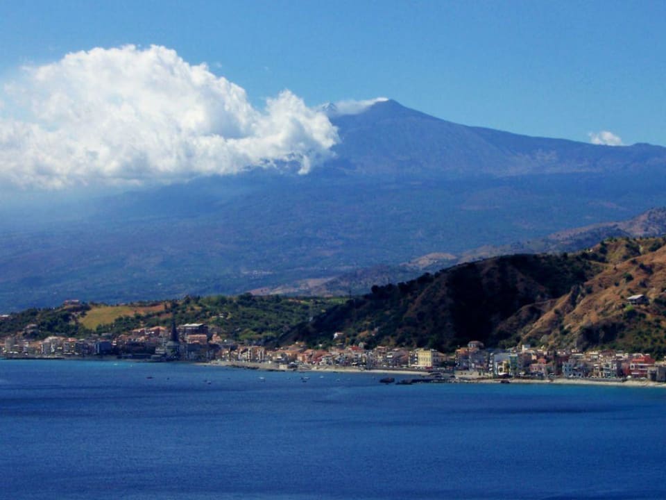 Blick über die Küste auf den Ätna UNAHOTELS Capotaormina