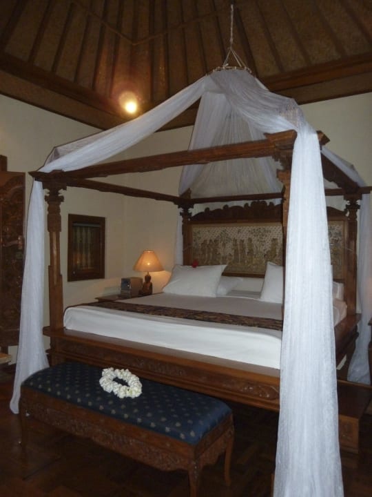 Großes Bett mit Moskitoschutz Hotel Matahari Beach Resort & Spa