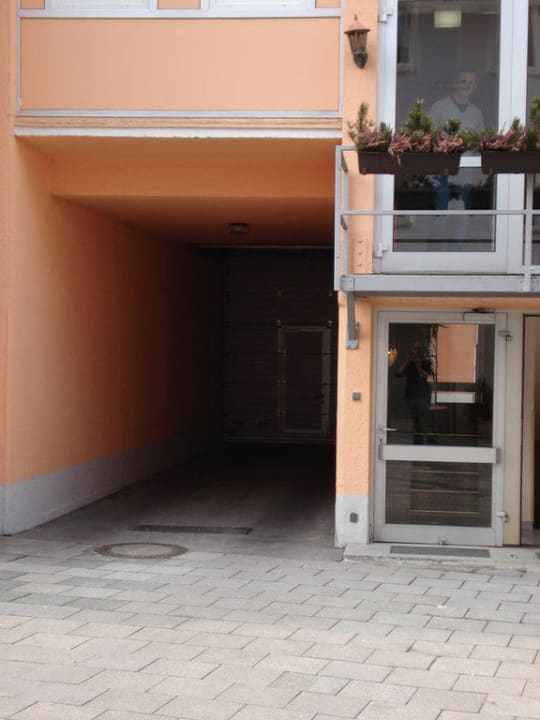 Innenhof mit Garageneinfahrt Hotel Alfa Zentrum