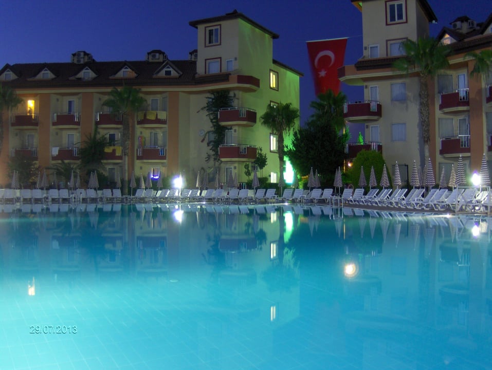 Sauber aber überall 1,50 tief Hotel Orfeus Park