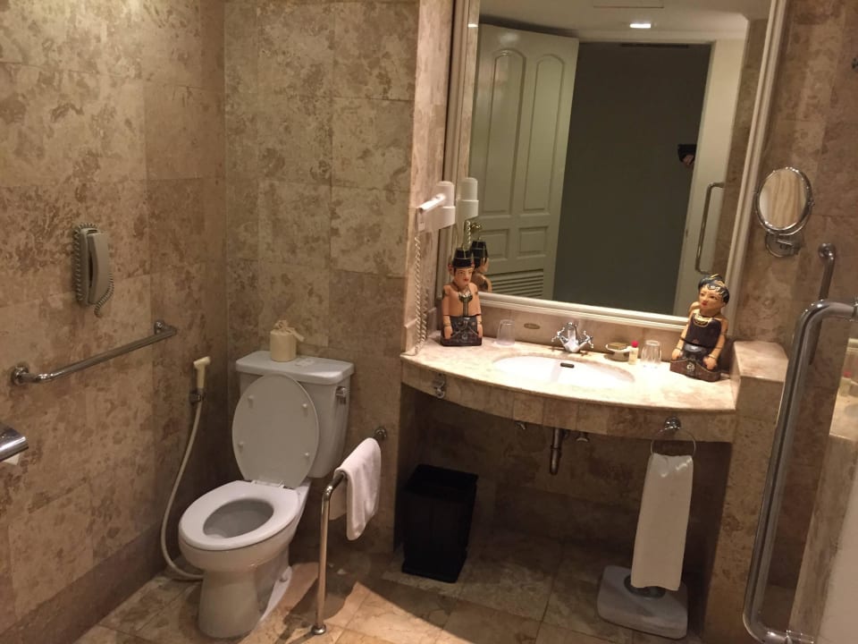 Das Badezimmer The Phoenix Hotel Yogyakarta