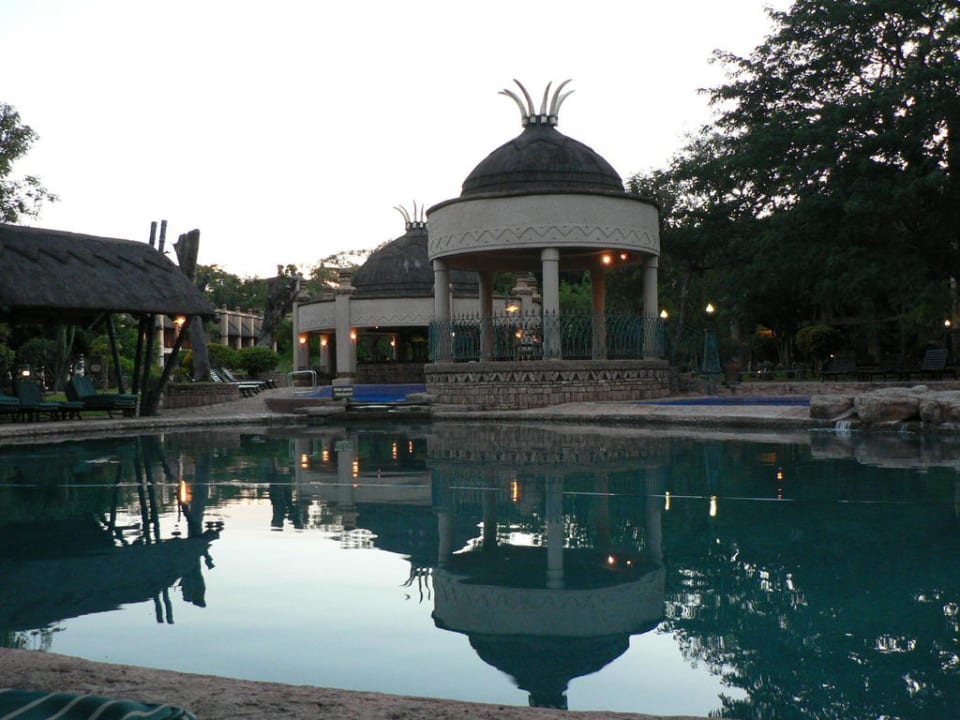Abends am Pool Hotel The Kingdom at Victoria Falls