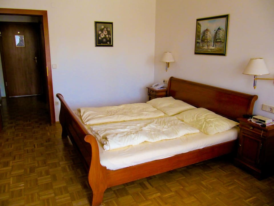 Schlafzimmer Blickrichtung Eingangstüre Wellnesshotel Allmer