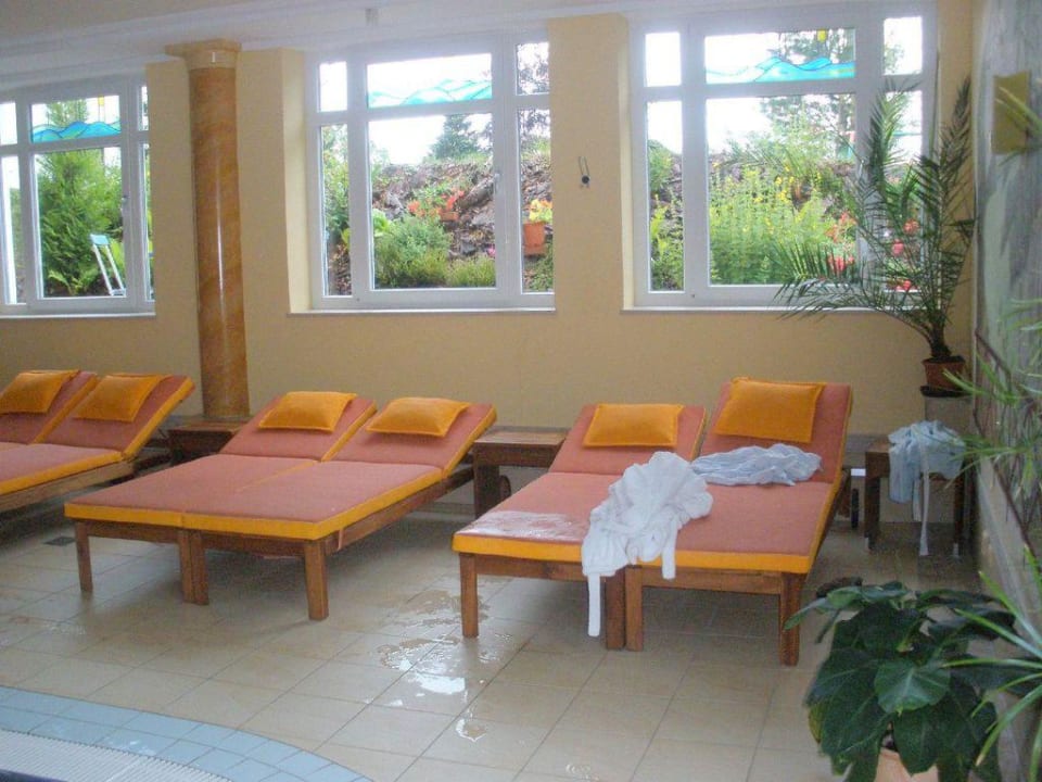 Tolle Liegen im Hallenbad Hotel Brunnenhof