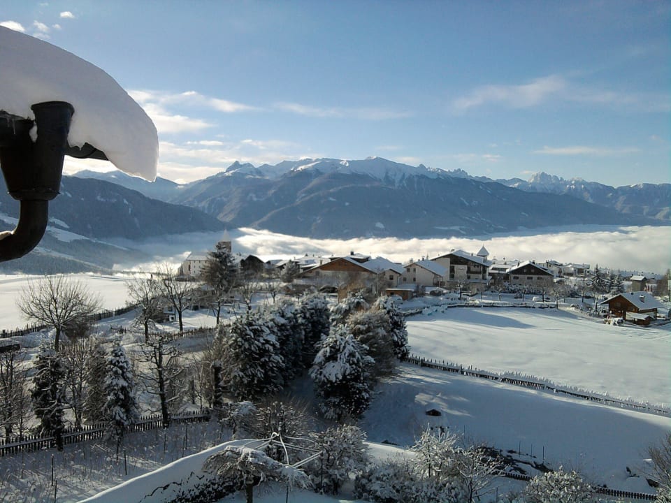 Nebelmeer mit Dorf SONNENBERG | Panorama Dolomites Wellbeing