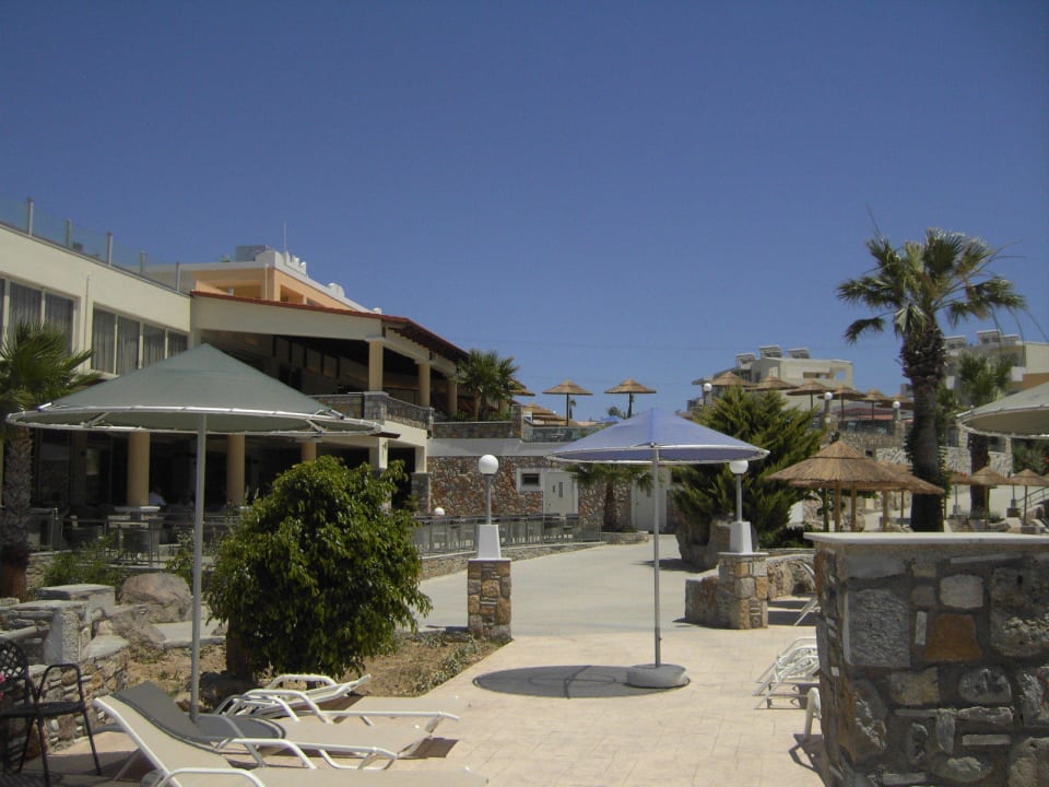 Blick vom unteren Pool auf oberen Pool Hotel Kouros Palace