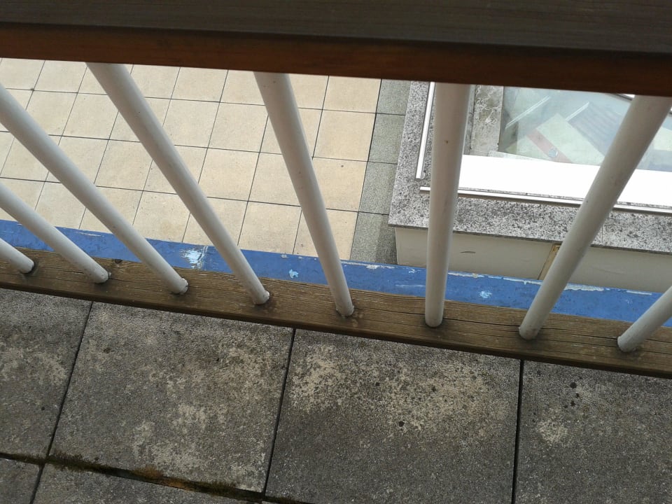 Verwittert und alt..Rasenteppich würde helfen Hotel Albizia