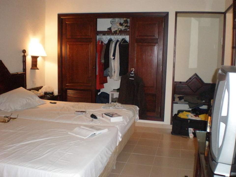 Eine Seite des Zimmers Hotel Riu Bambu