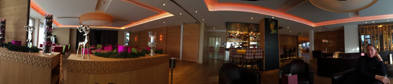 Bar und Buffet  Mia Alpina . Zillertal Family Retreat