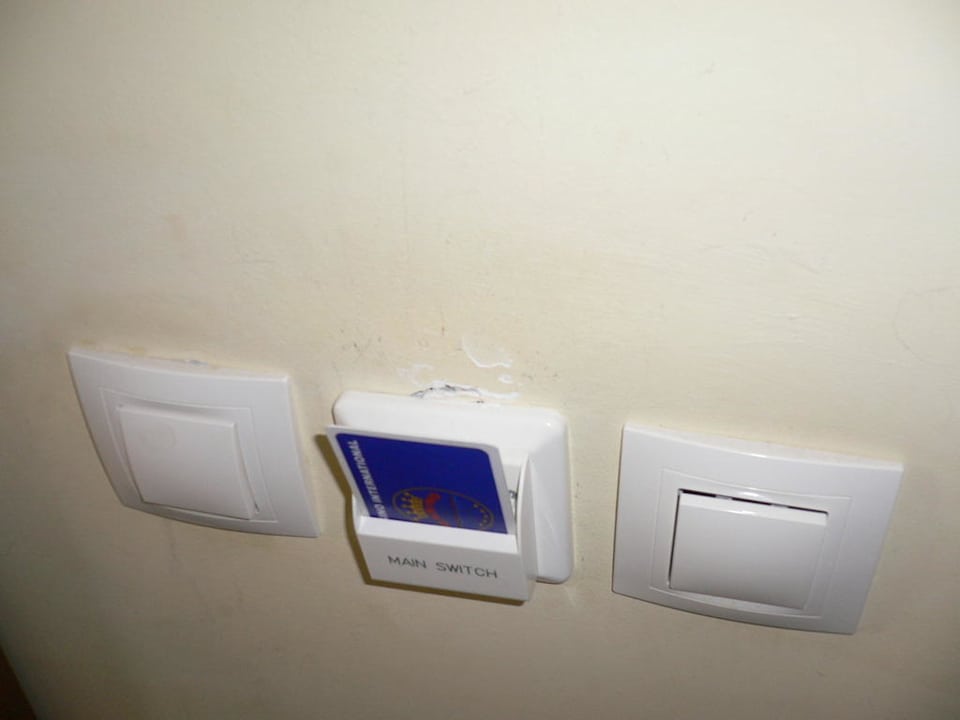 Kartenslot, der zum Schluss ganz aus der Wand hing Hotel Hrizantema