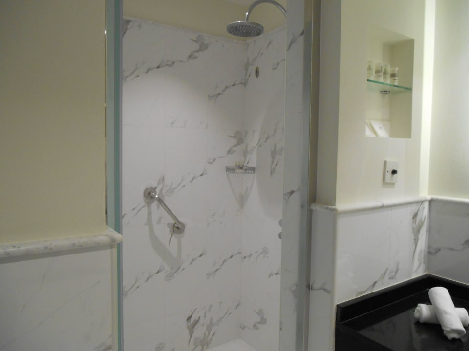 Dusche Hotel Le Meridien Al Aqah Beach Resort