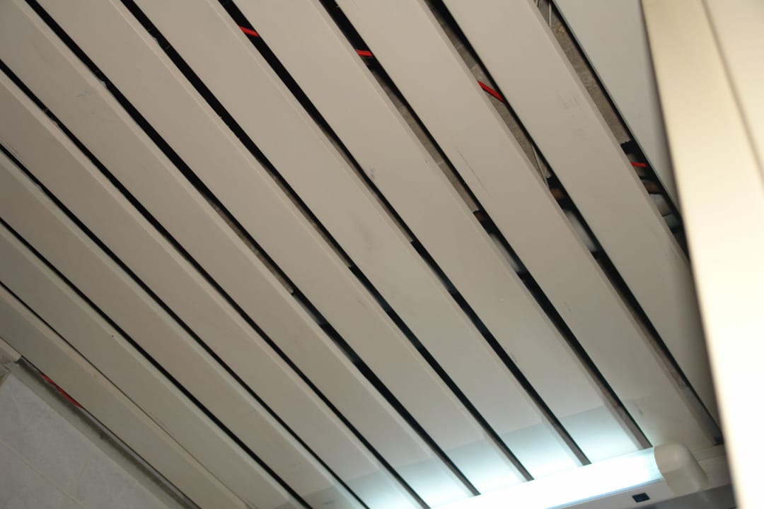 Decke im Bad mit dahinterliegenden Abflußrohren Lycus River Thermal Hotel