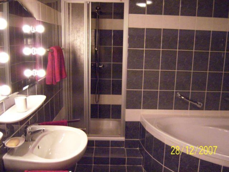 Badezimmer in der Suite Hotel Bayernstern