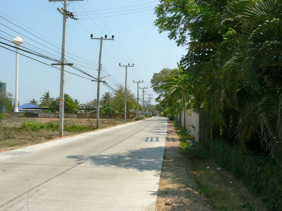 Strasse vor dem Hotel (rechts) Hotel Fisherman's Village Resort
