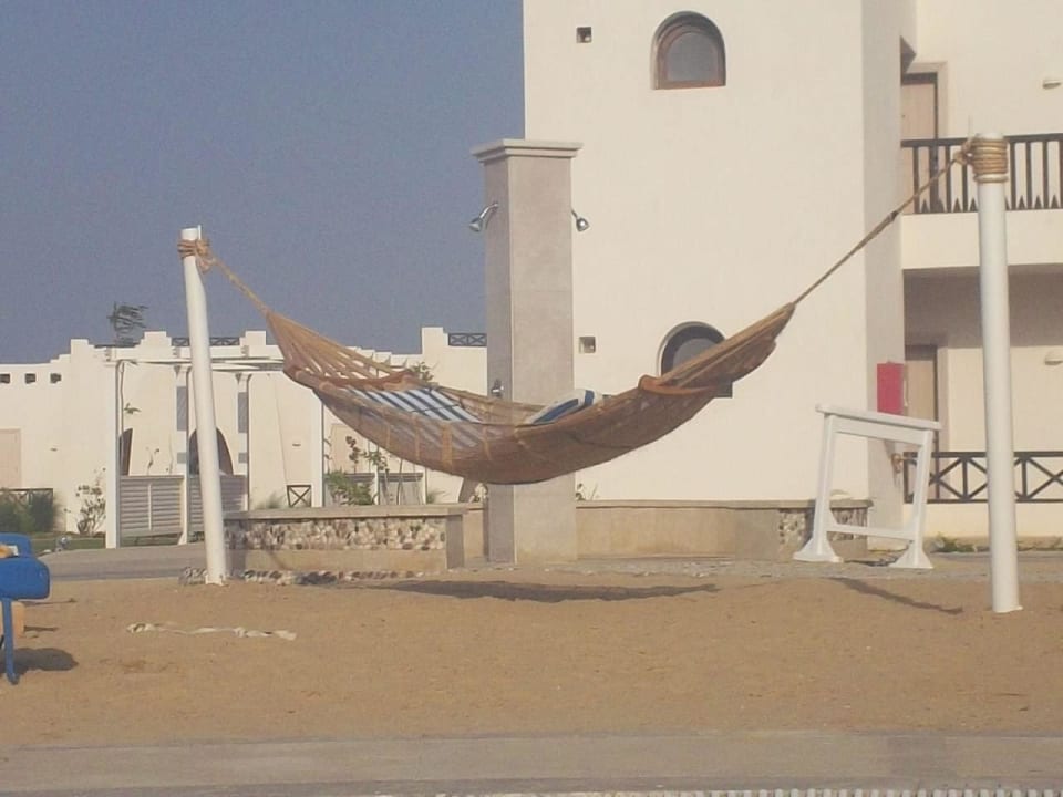 Relaks nad basenem Hilton Marsa Alam Nubian Resort